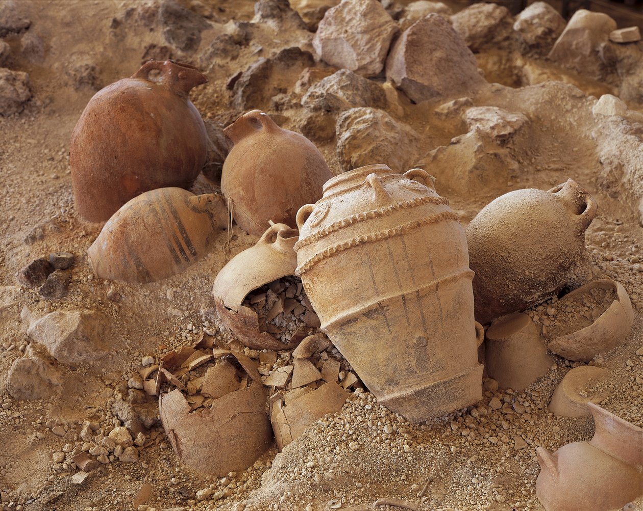 Højvinkelvisning af beskadigede amforer, Akrotiri of Thera, Akrotiri, Santorini, Kykladerne, det sydlige Ægæiske Hav, Grækenland af Unbekannt Unbekannt