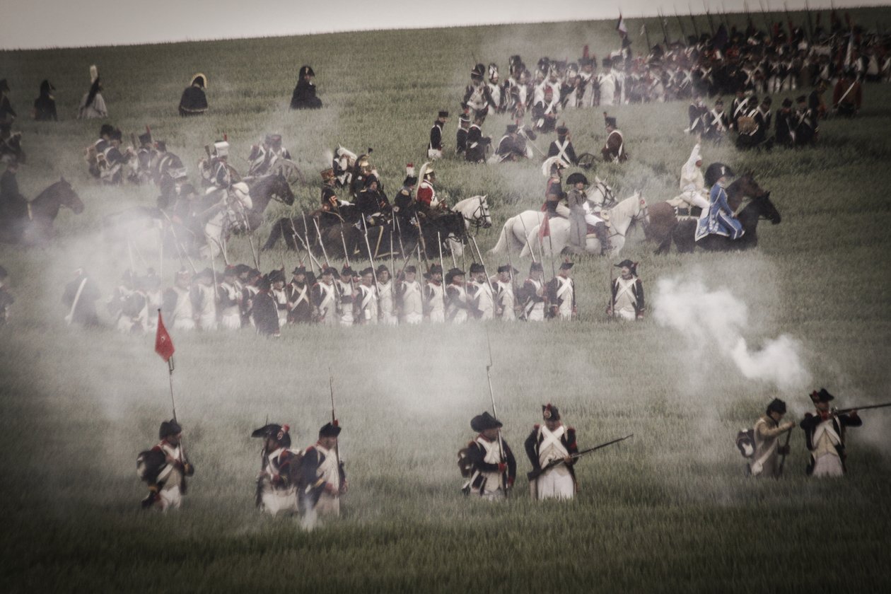 Historisk genopførelse: Infanteri, kyrassere og officerer fra den franske hær på slagmarken, Napoleonskrigene af Unbekannt Unbekannt