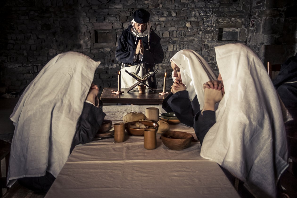 Historisk genopførelse: Bøn før middag i refektoriet, klostret af Hospitallerordenen (1250-1291), Acre, Israel af Unbekannt Unbekannt