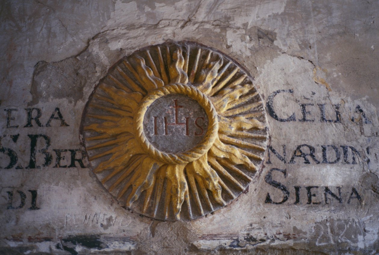 Inskriptioner og relief afbilder Sol, celle i sovesalen i San Bernardino, Saint Francis Convent, Fiesole, Toscana, Italien af Unbekannt Unbekannt