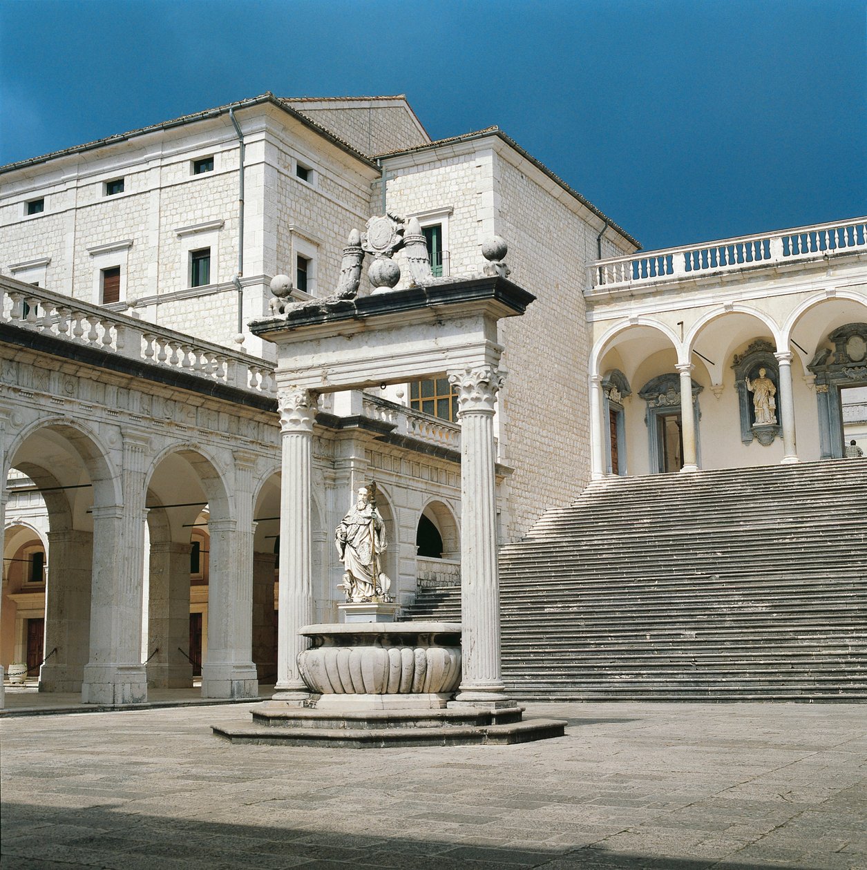 Italien, Lazio-regionen, Frosinone-provinsen, Cassino, Monte Cassino Abbey, hovedtrappe og brønd af Unbekannt Unbekannt