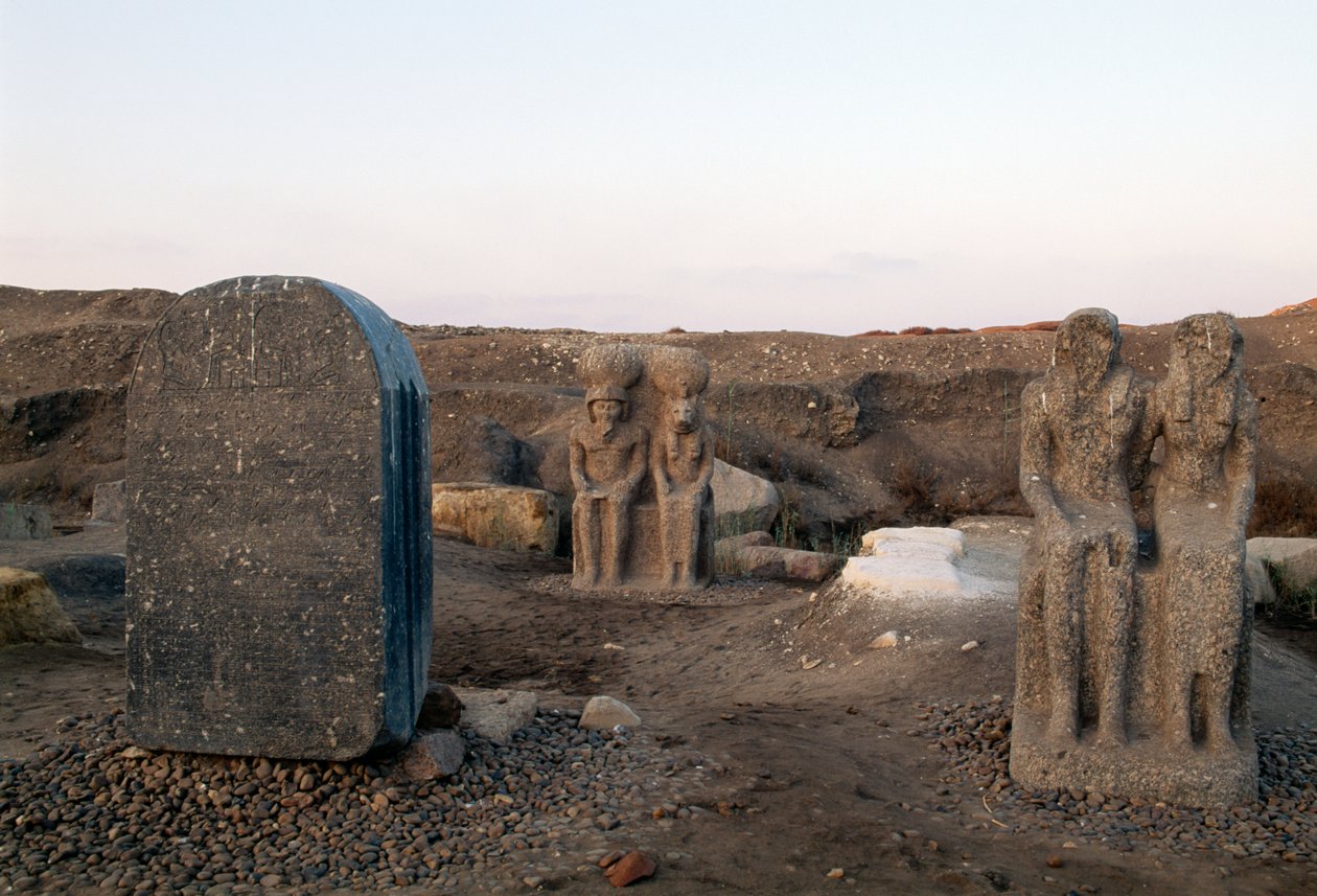 Statuer af to guddomme, arkæologiske udgravninger ved Buto (Tell el-Farain), Egypten, egyptisk civilisation af Unbekannt Unbekannt