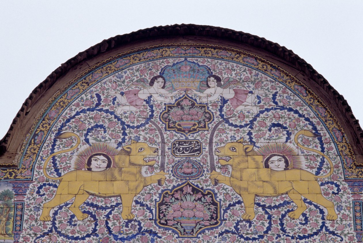 Sol og løve, kongeligt emblem fra Qajar-dynastiet, polykrom flisedekoration foran Qavam-huset også kendt som Narenjestan e Ghavam af Unbekannt Unbekannt