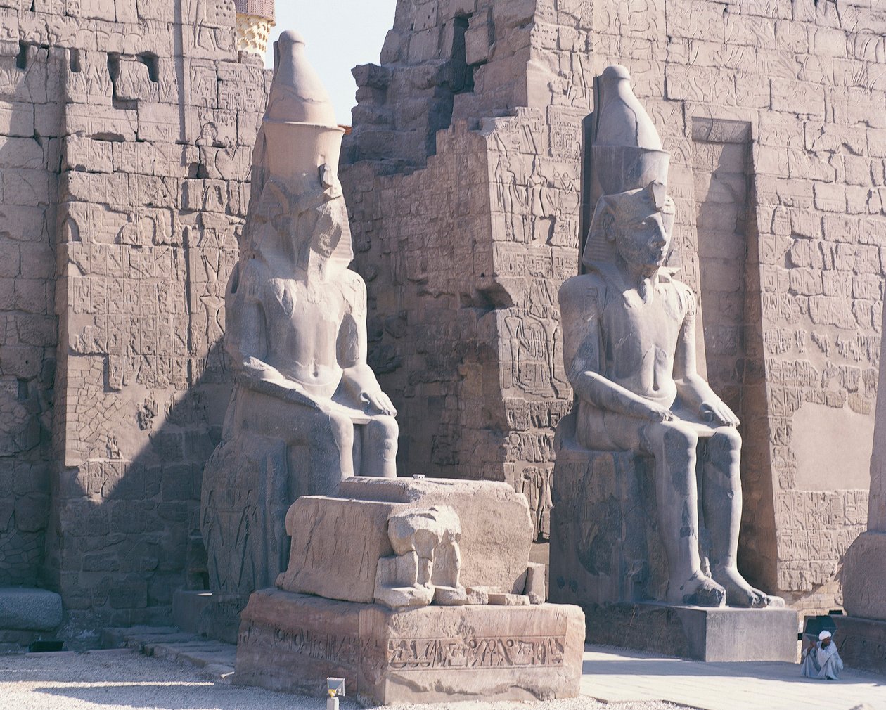 Tempel i Luxor, pylon af Ramses II, to kolossale statuer af kongen af Unbekannt Unbekannt