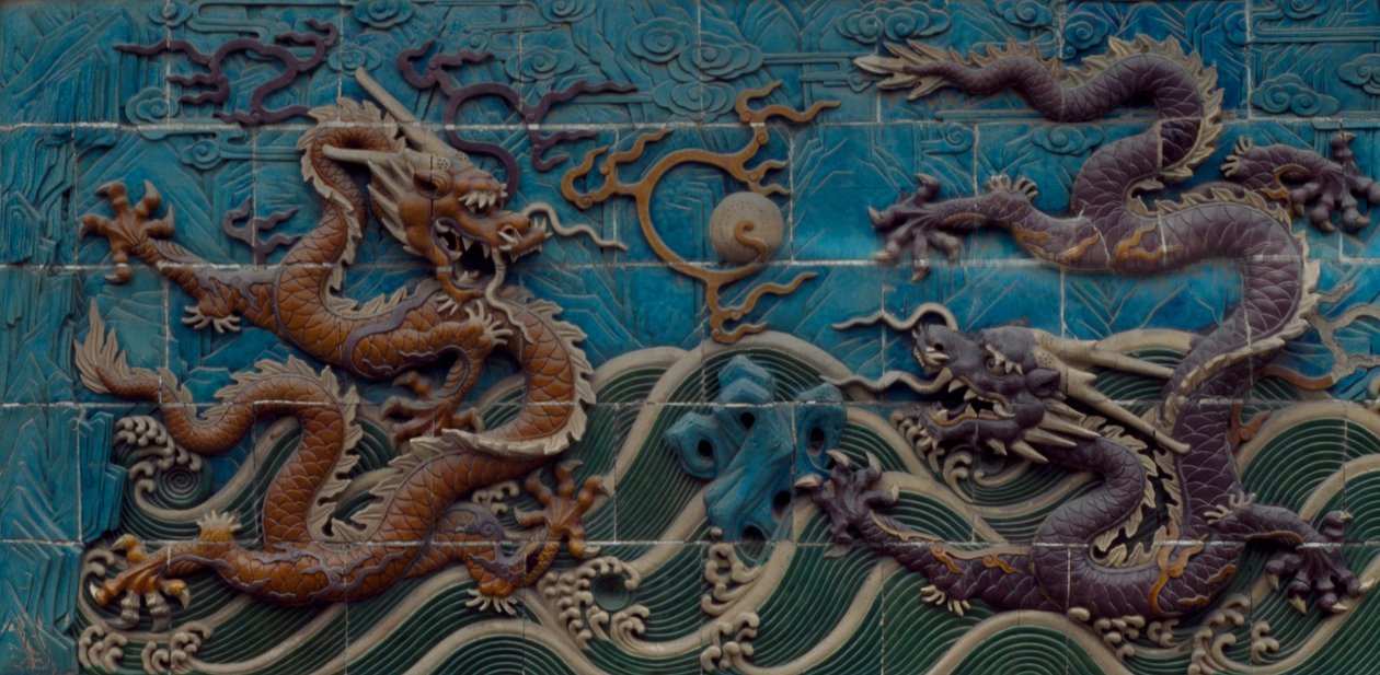 To af dragerne, der leger med de flammende perler, polykrom glaseret majolika, detalje af Nine-Dragon Wall, Beihai Park, Beijing, Kina. kinesisk civilisation af Unbekannt Unbekannt