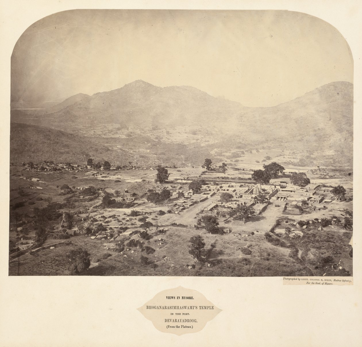Udsigt i Mysore: Bhoganarasimhaswamis tempel, i fortet, Devarayadroog (fra plateauet) af Lieutenant Colonel Henry Dixon
