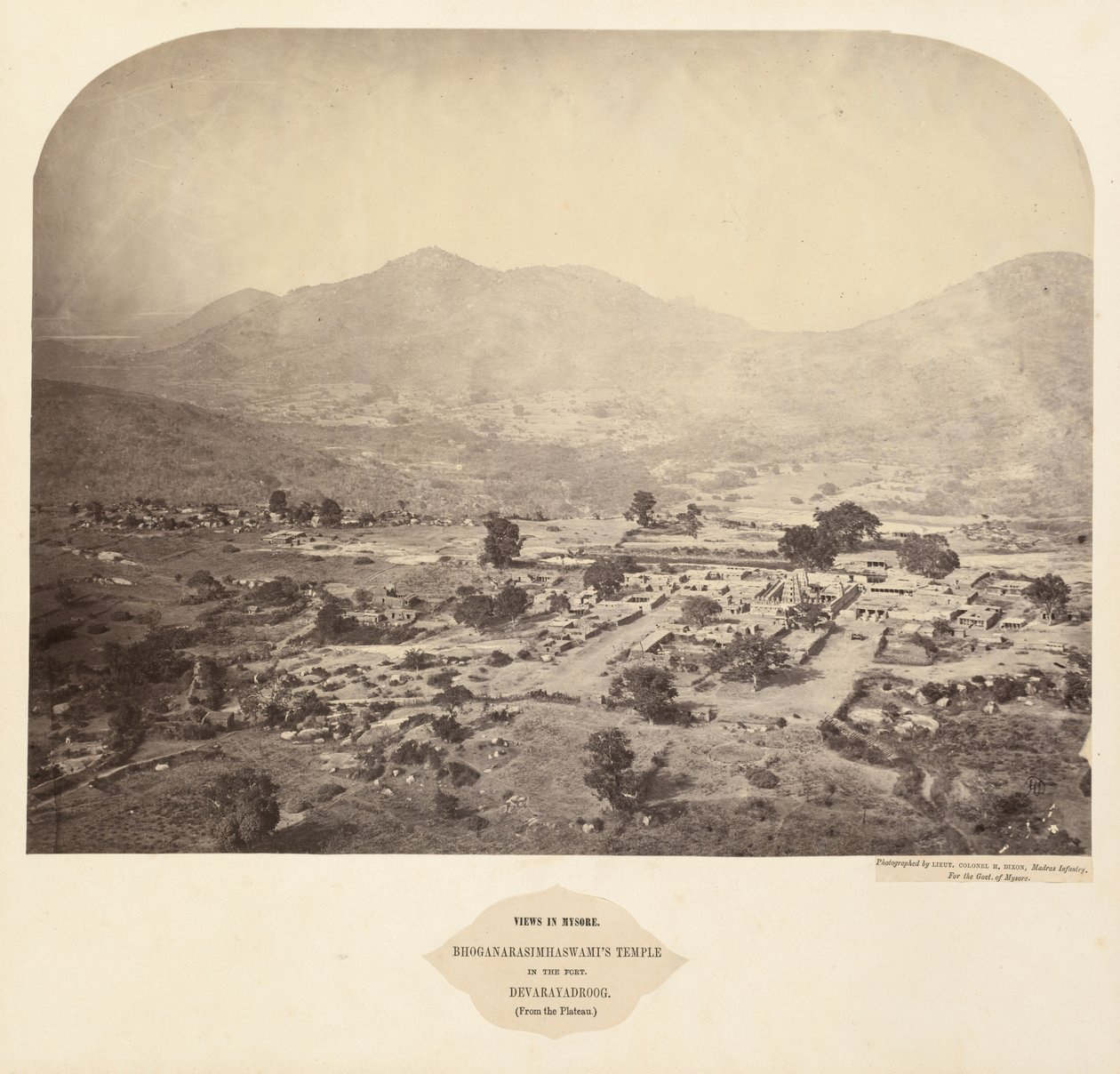 Udsigt i Mysore: Bhoganarasimhaswamis-templet, i fortet, Devarayadroog..., 1862-1865. af Lieutenant Colonel Henry Dixon