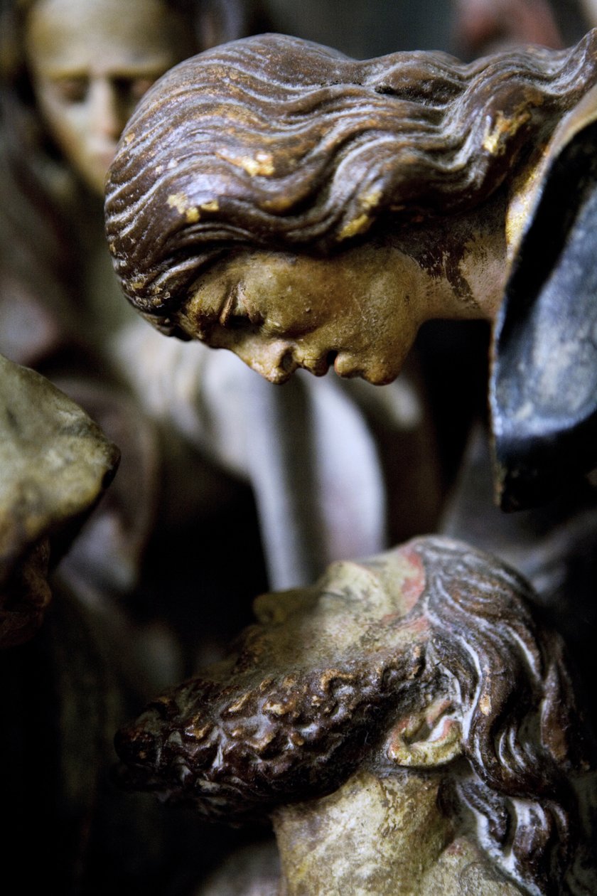 Altertavle, højre panel, detalje, Afsætningen fra korset (malet sten) af Ligier Richier