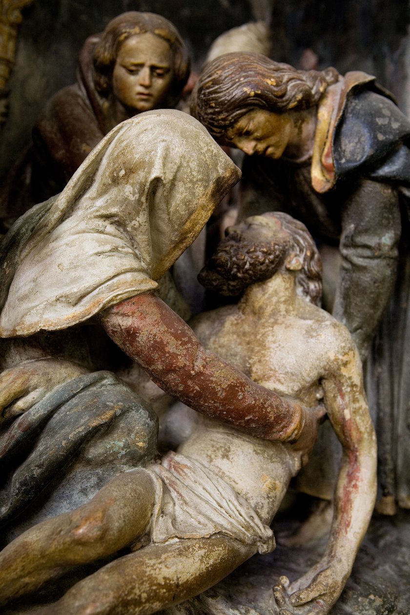 Altertavle, højre panel, detalje, Afsætningen fra korset (malet sten) af Ligier Richier