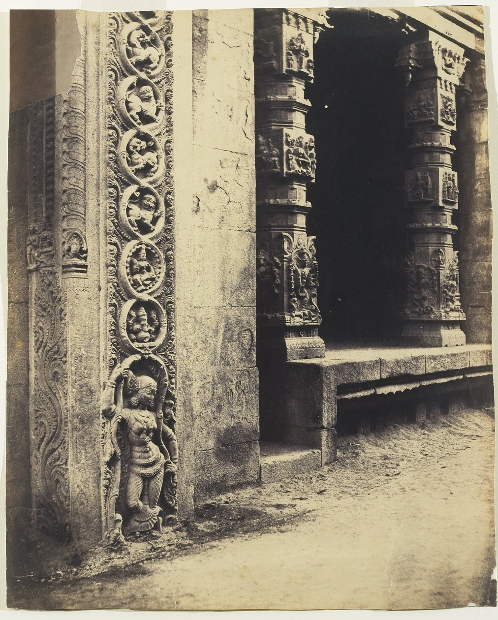 Madura: Pillars in the Recessed Portico i Royal Gopurum med bunden af en af de fire skulpturelle monolitter af Linnaeus Tripe