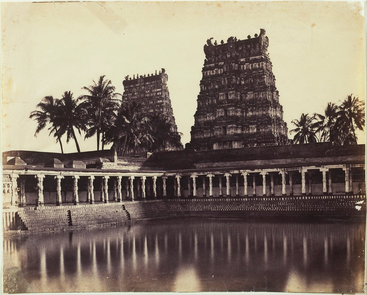 Madura. Den store pagode, Mootoo Alaghur og East Gopurum fra Tank af Linnaeus Tripe