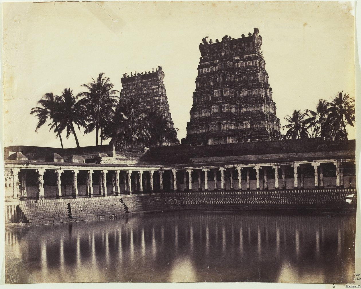 Madura. The Great Pagoda, Mootoo Alaghur og East Gopurum fra Tank, 1858 (albumin print fra vokset papir negativ) af Linnaeus Tripe