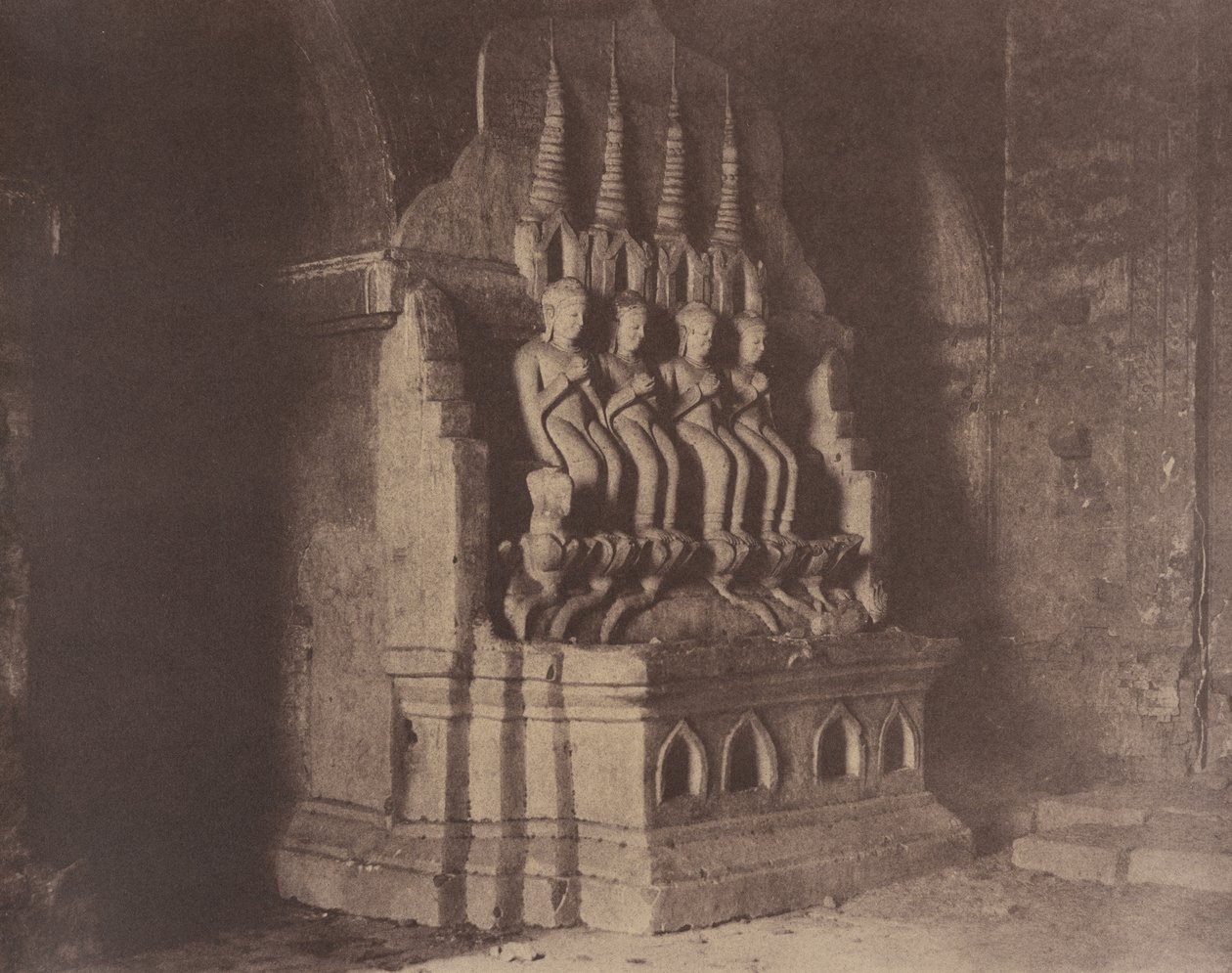 Nr. 23. Pugahm Myo [Pagan]. Figurer i Damayangyee-pagoden [Dhamma-yan-gyi]. af Linnaeus Tripe