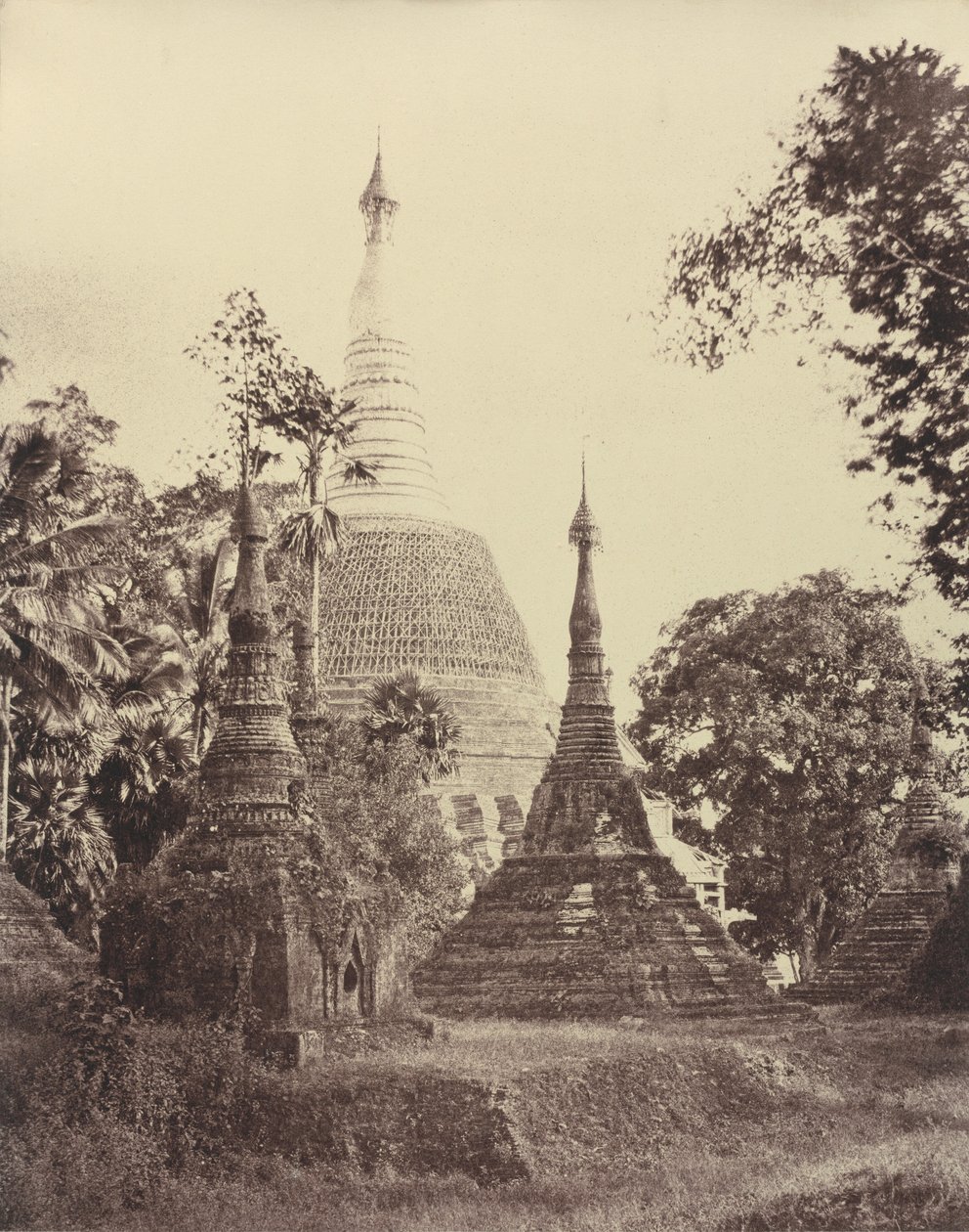 Rangoon: Nær udsigt over Shwe Dagon-pagoden af Linnaeus Tripe