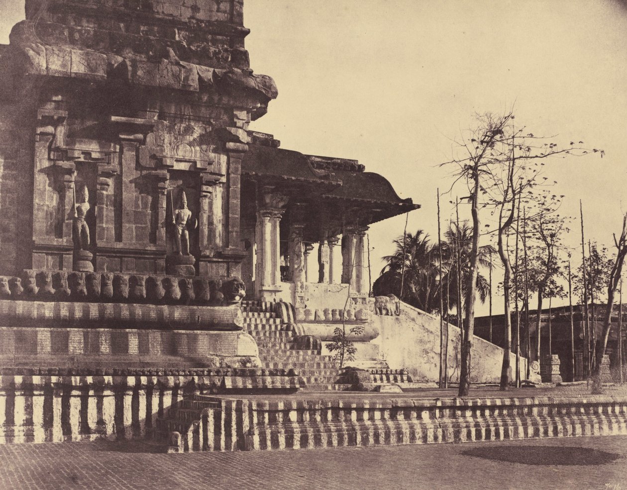Tanjore: Den store pagode, indgangen ser udad, marts-april 1858 (foto) af Linnaeus Tripe