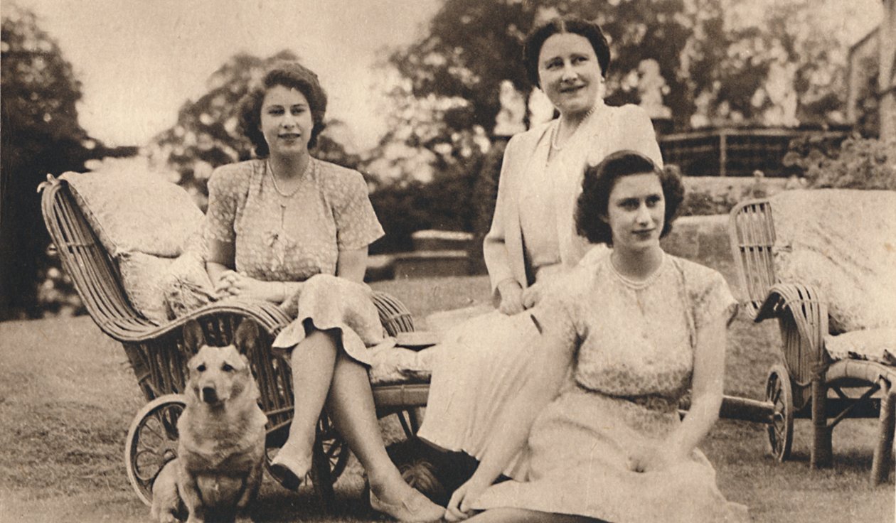 Hendes Majestæt Dronningen med de Kongelige Prinsesser, c1950. af Lisa Sheridan