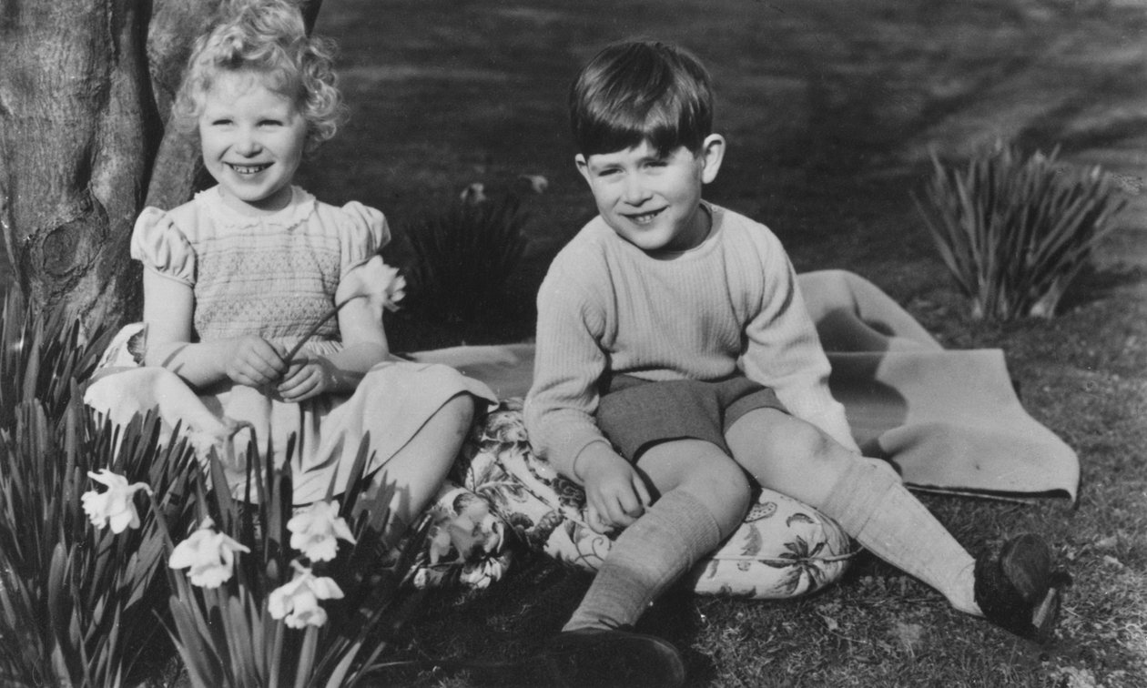 Prins Charles og prinsesse Anne som børn på Balmoral den 28. september 1952. af Lisa Sheridan