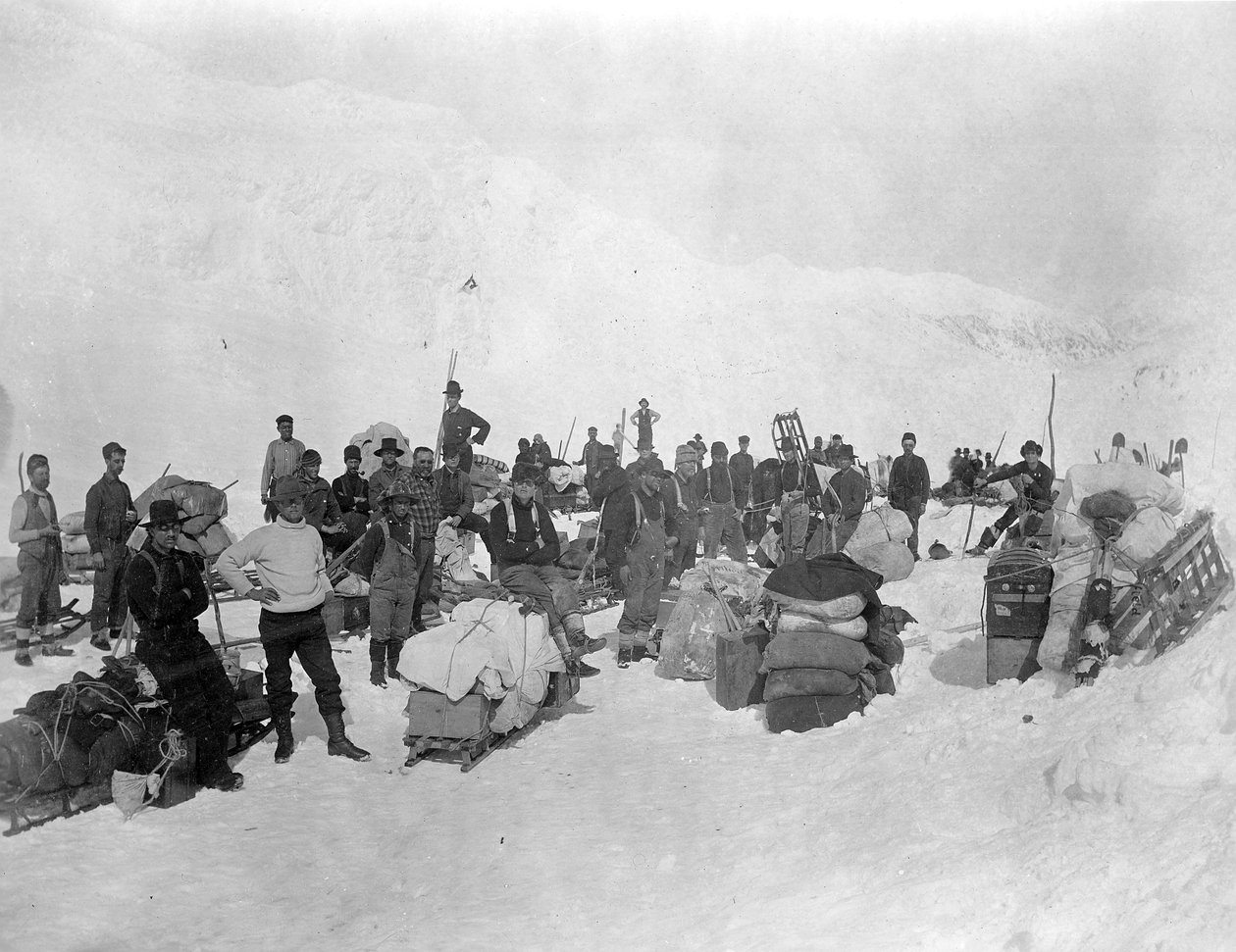 Guldsøgende på toppen af Chilkoot Pass, Alaska, 1897 af Lloyd Valentine and Pond, Edwin Percy Winter