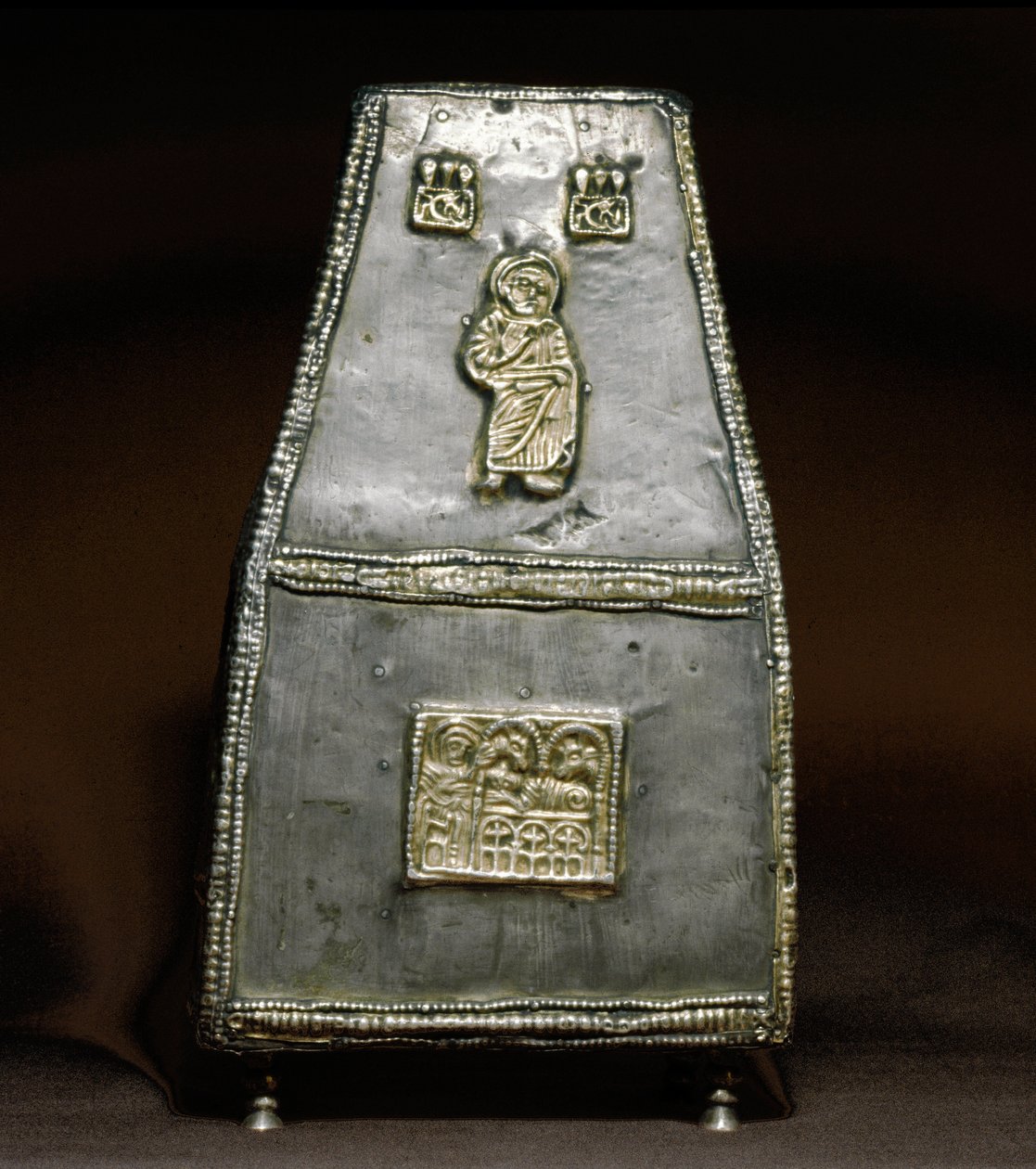 Middelalderens arkæologi (middelalderen). Barbarian Art of Lombardy: Sølvæske til at modtage relikvier (relikvieskrin). Lombard kunst, 8. - 9. århundrede. Penge. Cividale del Friuli, Chretien Museum, katedralens skat af Lombard School