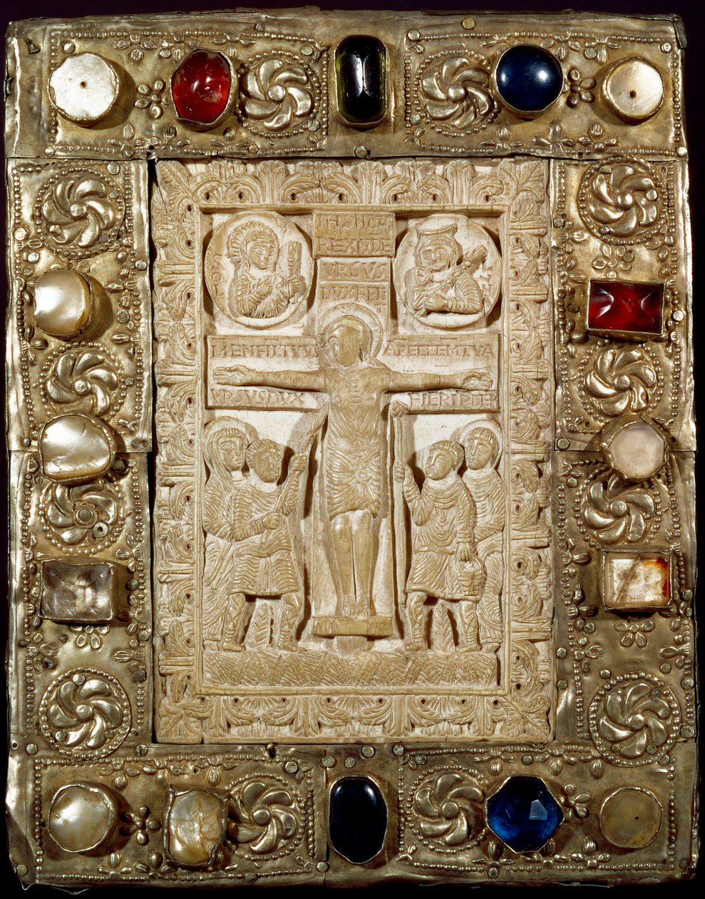 Middelalderens arkæologi (middelalderen). Barbarisk kunst i Lombardiet: Hertug Orsos fred. Elfenbensdelen repræsenterer Kristus korsfæstet omgivet af Jomfruen, Sankt Longin Centurion (eller Longinus) og Sankt Johannes. Lombard kunst fra det 9. århundrede.  af Lombard School