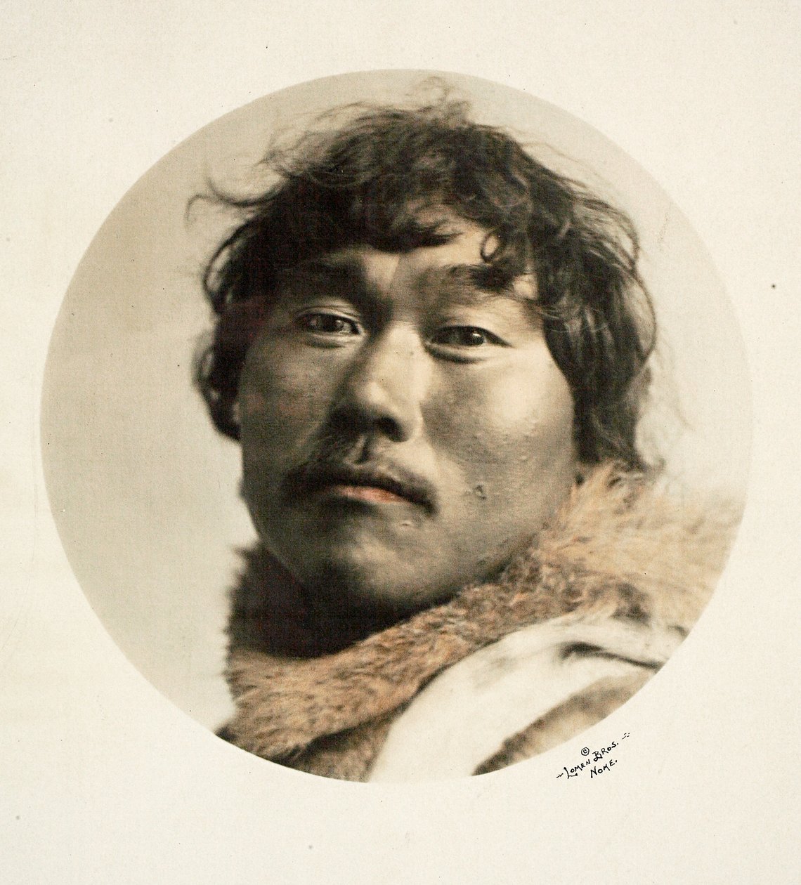 Mand, Alaska (håndkoloreret sølvgelatineprint) af Lomen Brothers