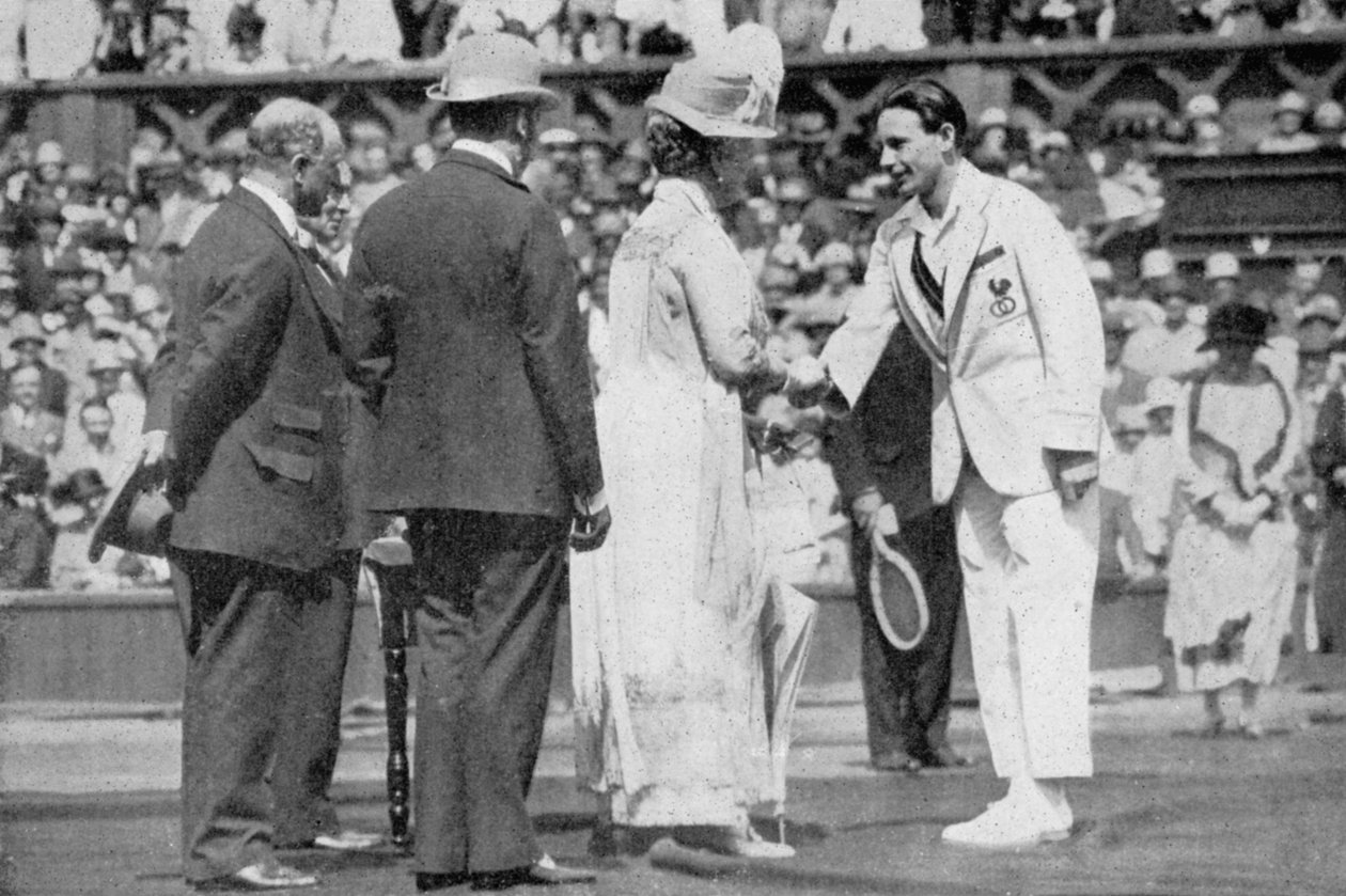 Jean Borotra modtager sin medalje fra Queen Mary på centercourt, 1926 af London News Agency