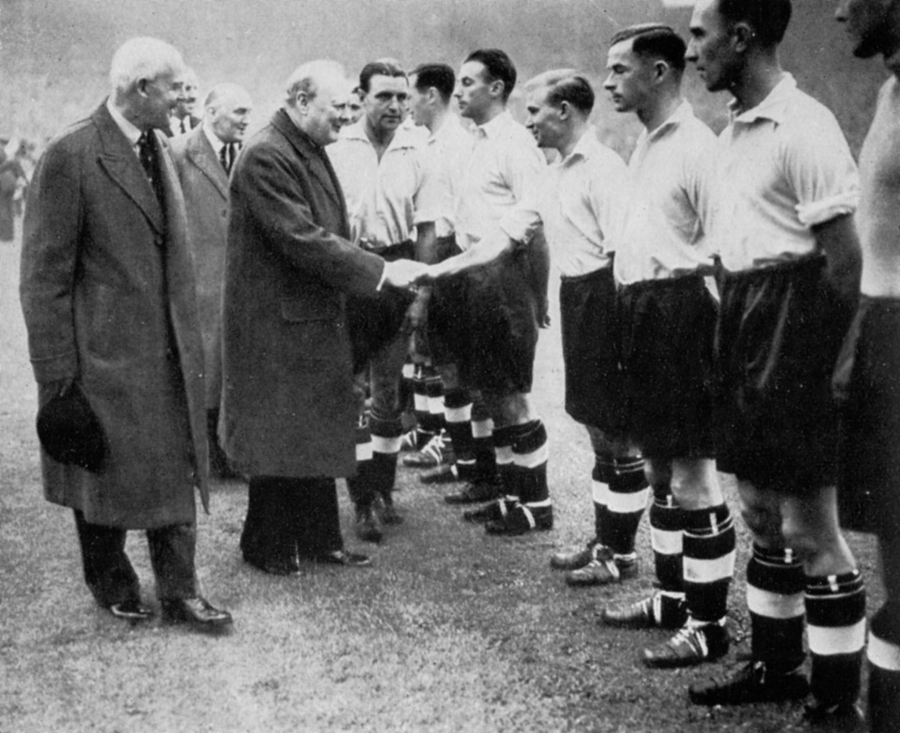 Winston Churchill hilser på det engelske fodboldhold, Wembley, London, oktober 1941. af London News Agency