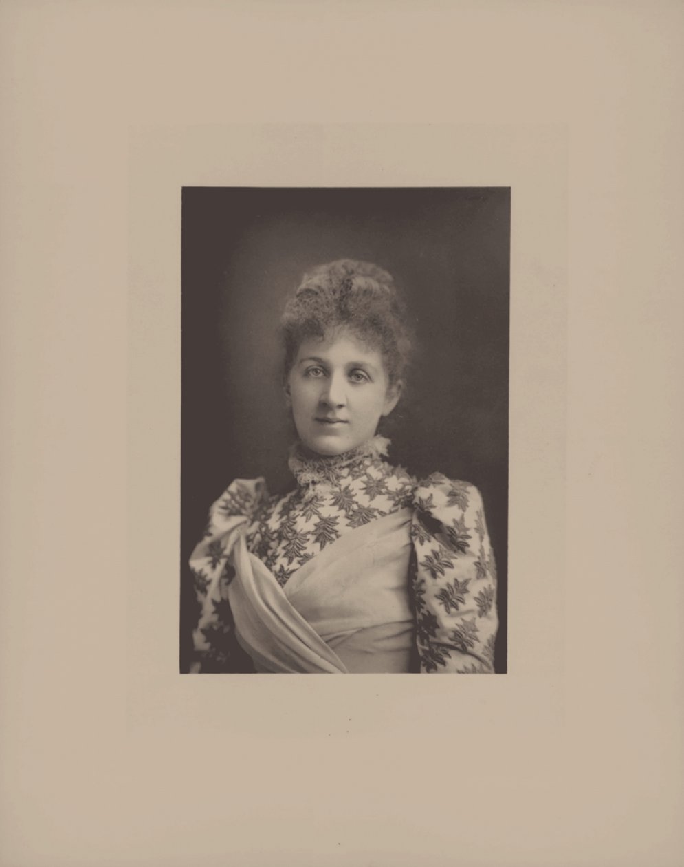 Portræt af pianisten og komponisten Liza Lehmann 1862-1918. af London . Photo studio W. and