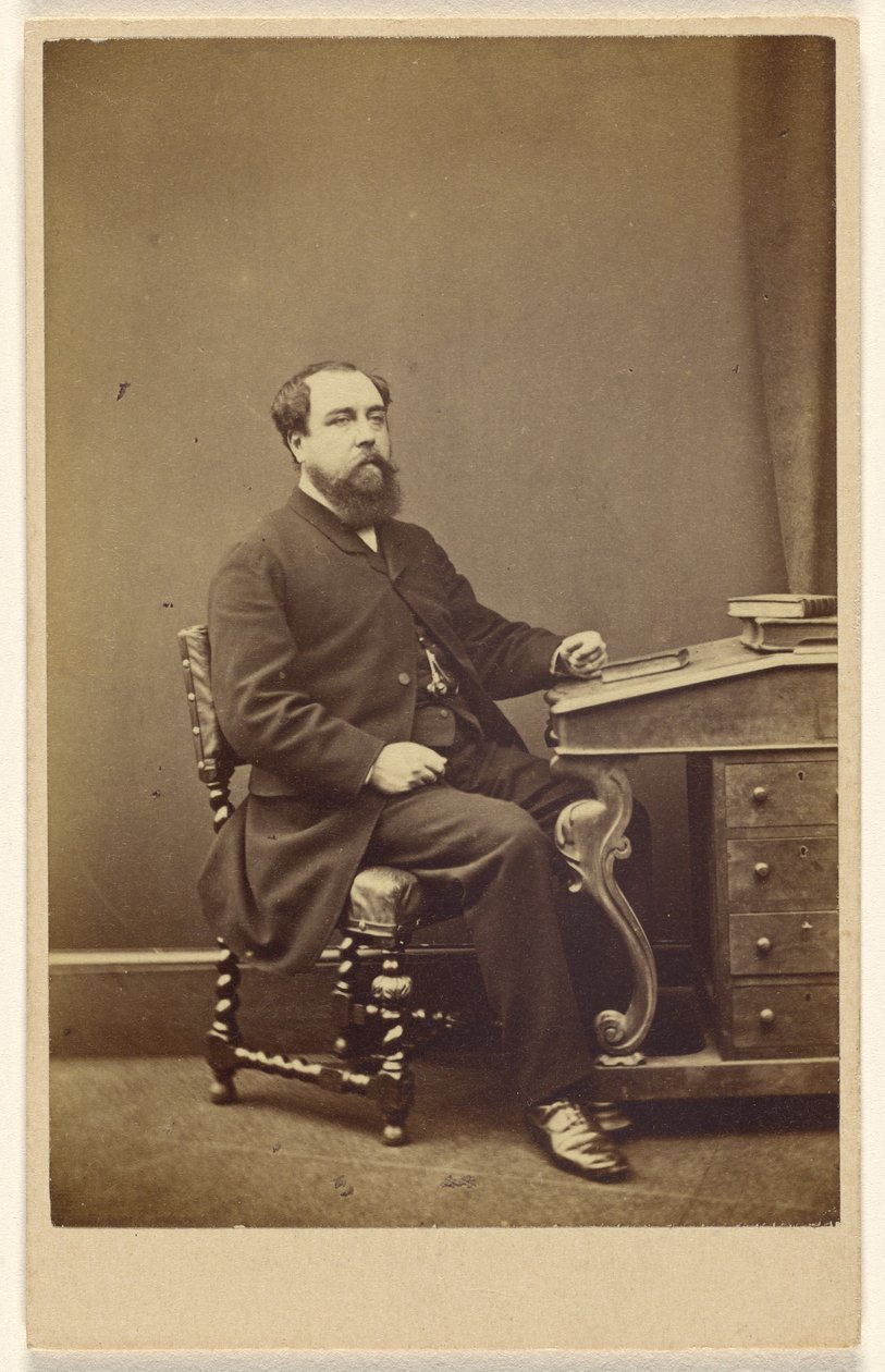 [Uidentificeret skægget mand sidder ved et skrivebord, i 3/4 profil]. af London Stereoscopic and Photographic Company