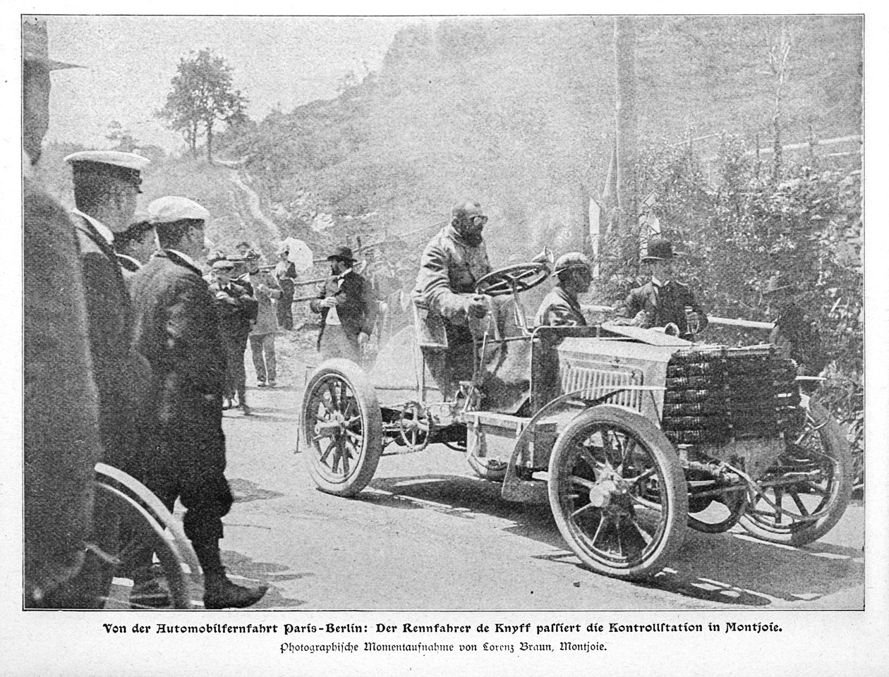 Billede af bilturen Paris-Berlin. Racerkøreren de Knyff passerer kontrolstationen i Montjoie af Lorenz Braun