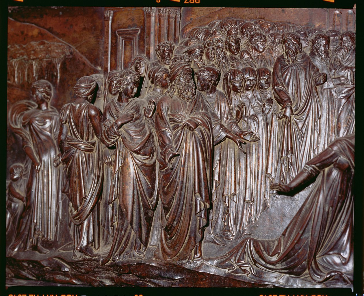 The Shrine of St. Zenobius, detalje af mængden fra Strozzi-drengens mirakel, c.1432-42 bronzedetalje af 97641 af Lorenzo Ghiberti