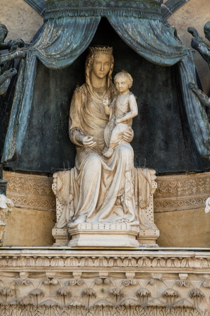 Madonna med barn på bronze baldakin, af Lorenzo Maitani (før 1275-1330), lunette over den centrale indgang, facaden af Orvieto katedral, Umbrien, Italien af Lorenzo Maitani