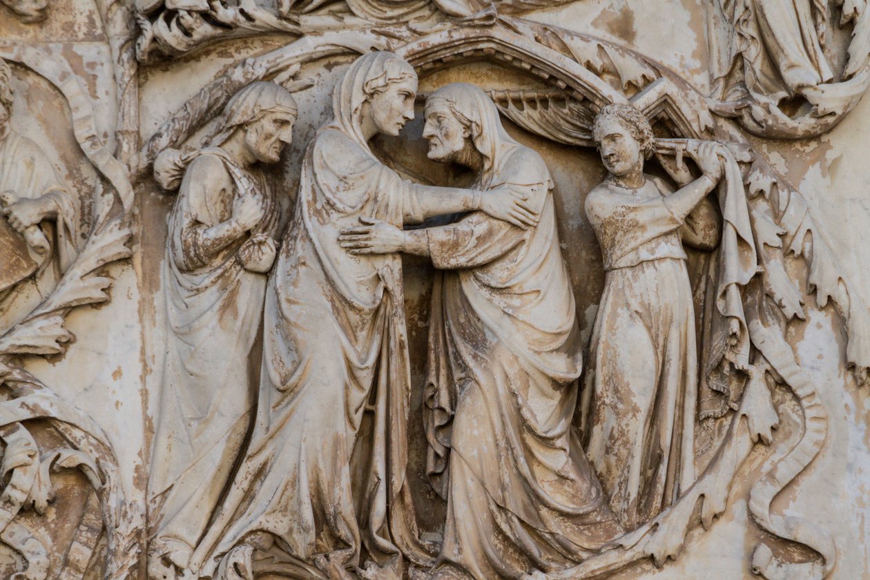 Maria besøger Elizabeth, detaljer fra Scener fra Kristi liv, Historier fra Det Nye Testamente, basrelieffer af Lorenzo Maitani (før 1275-1330), tredje søjle, facade af Orvieto-katedralen, Umbrien, Italien af Lorenzo Maitani