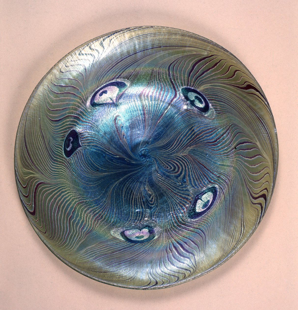 Tiffany favrile tallerken, New York, 1902 (glas) af Louis Comfort Tiffany