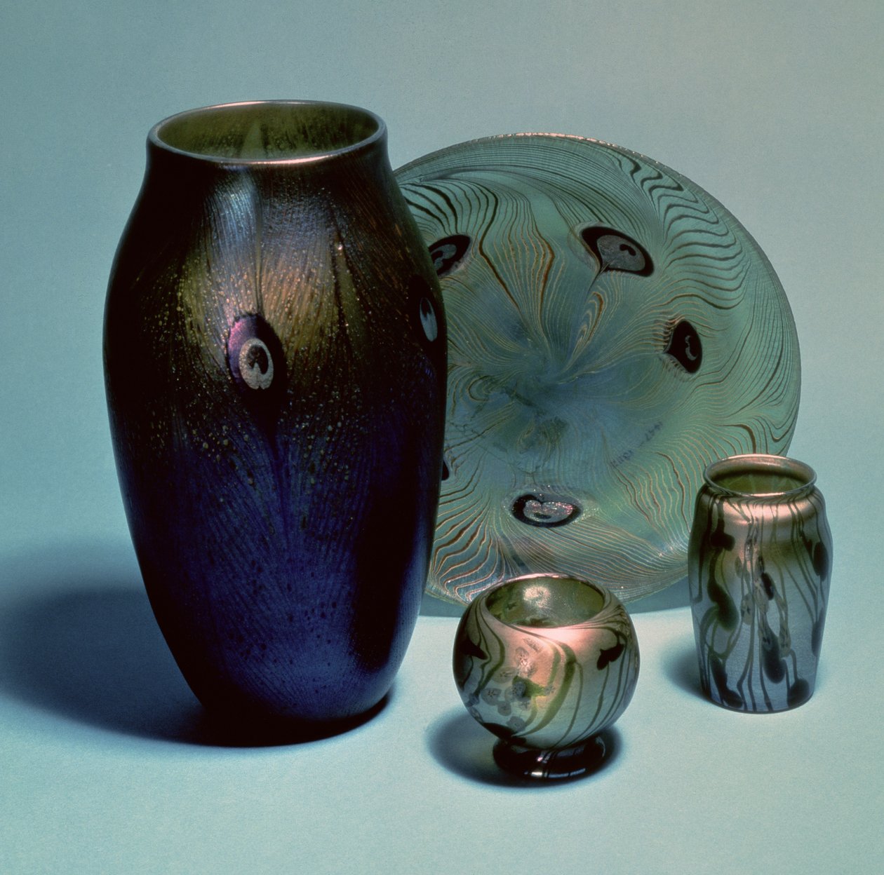 Tiffany favrile tallerken og vaser, New York, ca. 1890 (glas) af Louis Comfort Tiffany