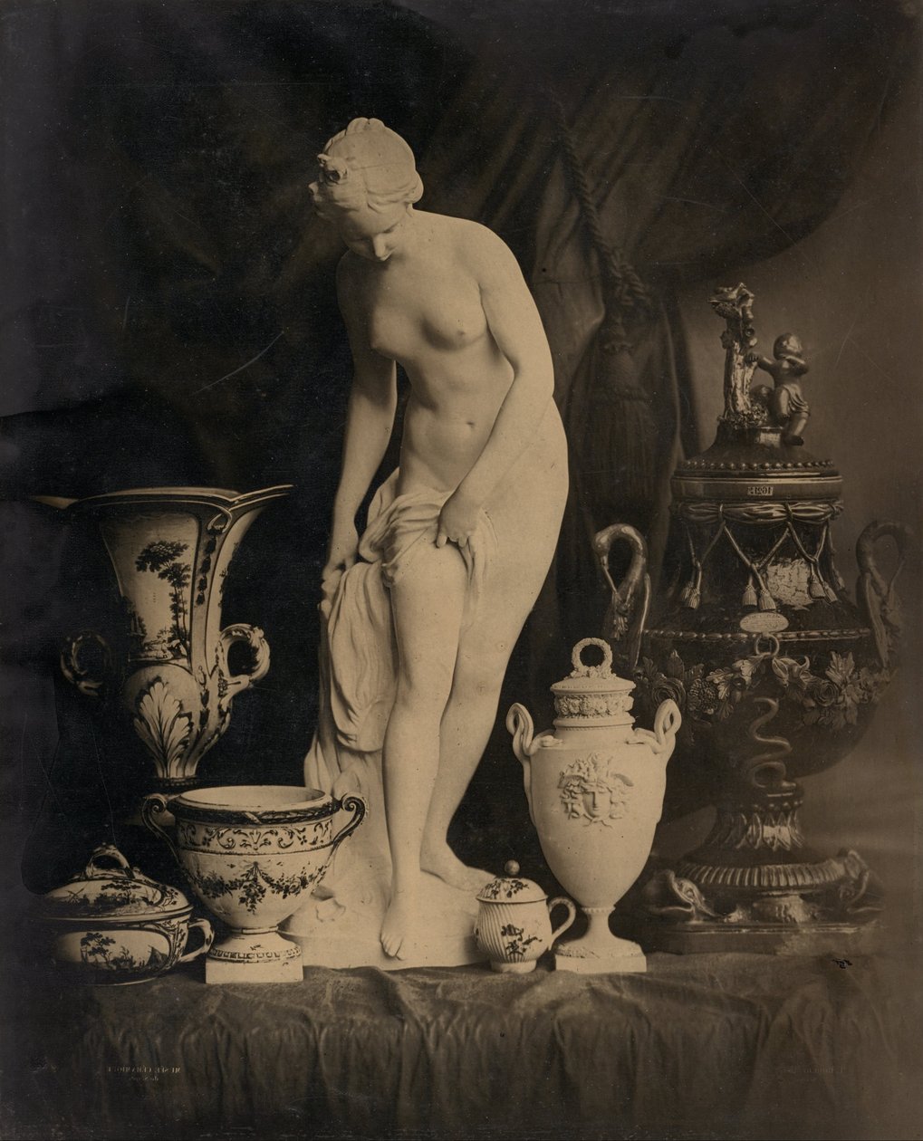 Stilleben med statuette og vaser af Louis Rémy Robert