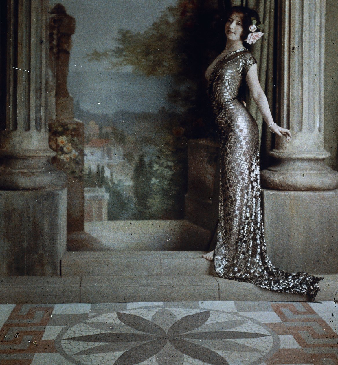 Halvnøgen kvinde i sølvkjole med diamantmønster i klassisk interiør, ca. 1850-1900 (mantokrom, maskeret til firkantet, papirtapet) af Louis Amedee Mante and Edmond Goldschmidt