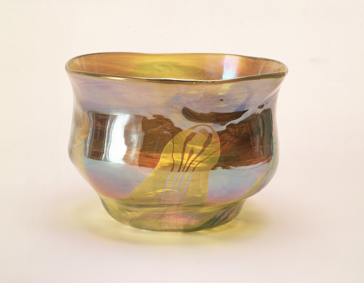 Favrile Bowl, for Glass Decorating Company, New York, ca. 1894 (gult glas med iris) af Louis Comfort Tiffany