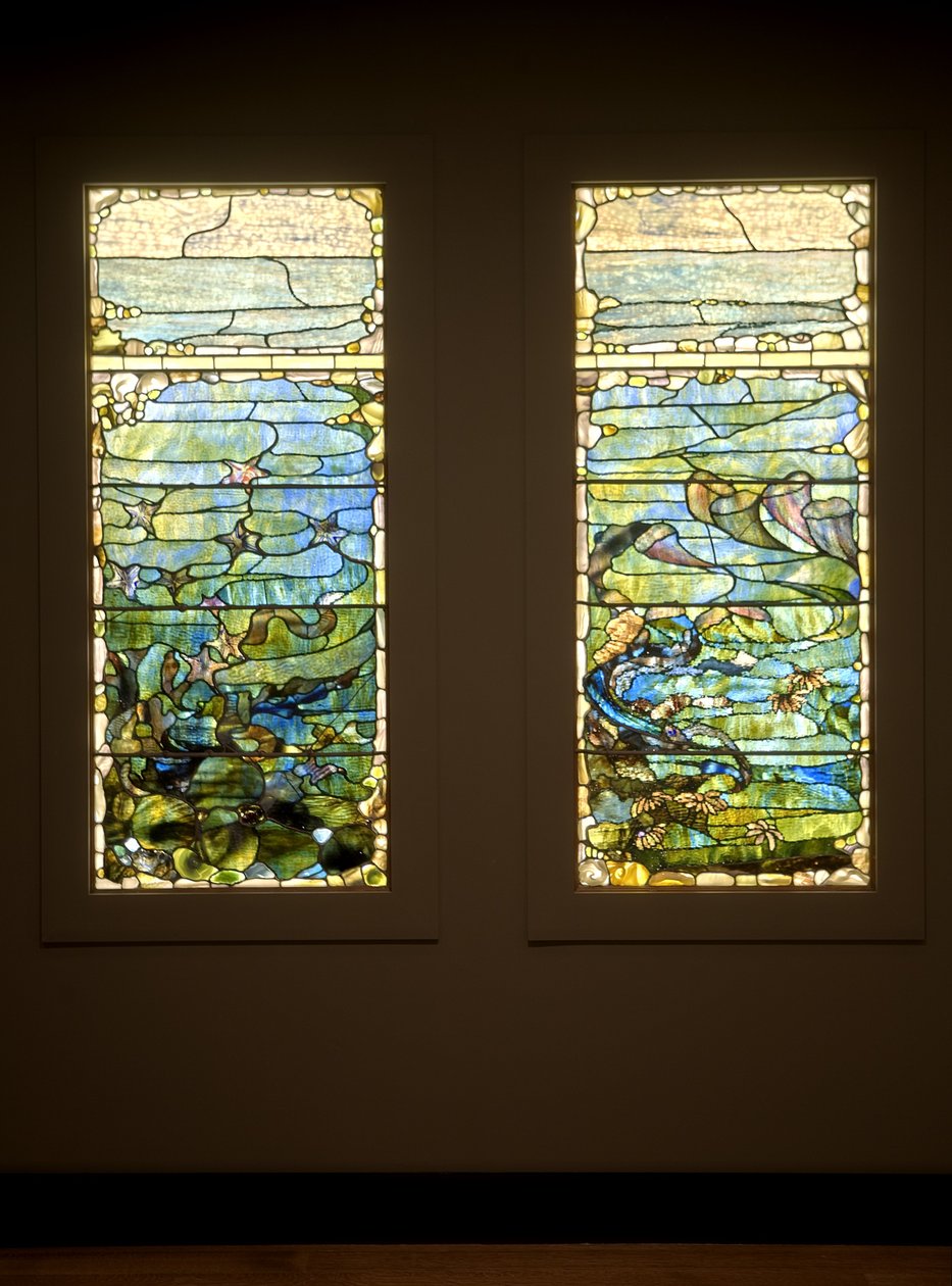 Vindue med Søstjerne ("Forår") og Vindue med Søanemone ("Sommer"), ca. 1885-1895 (glas, bly, jern og træramme (original)) af Louis Comfort Tiffany