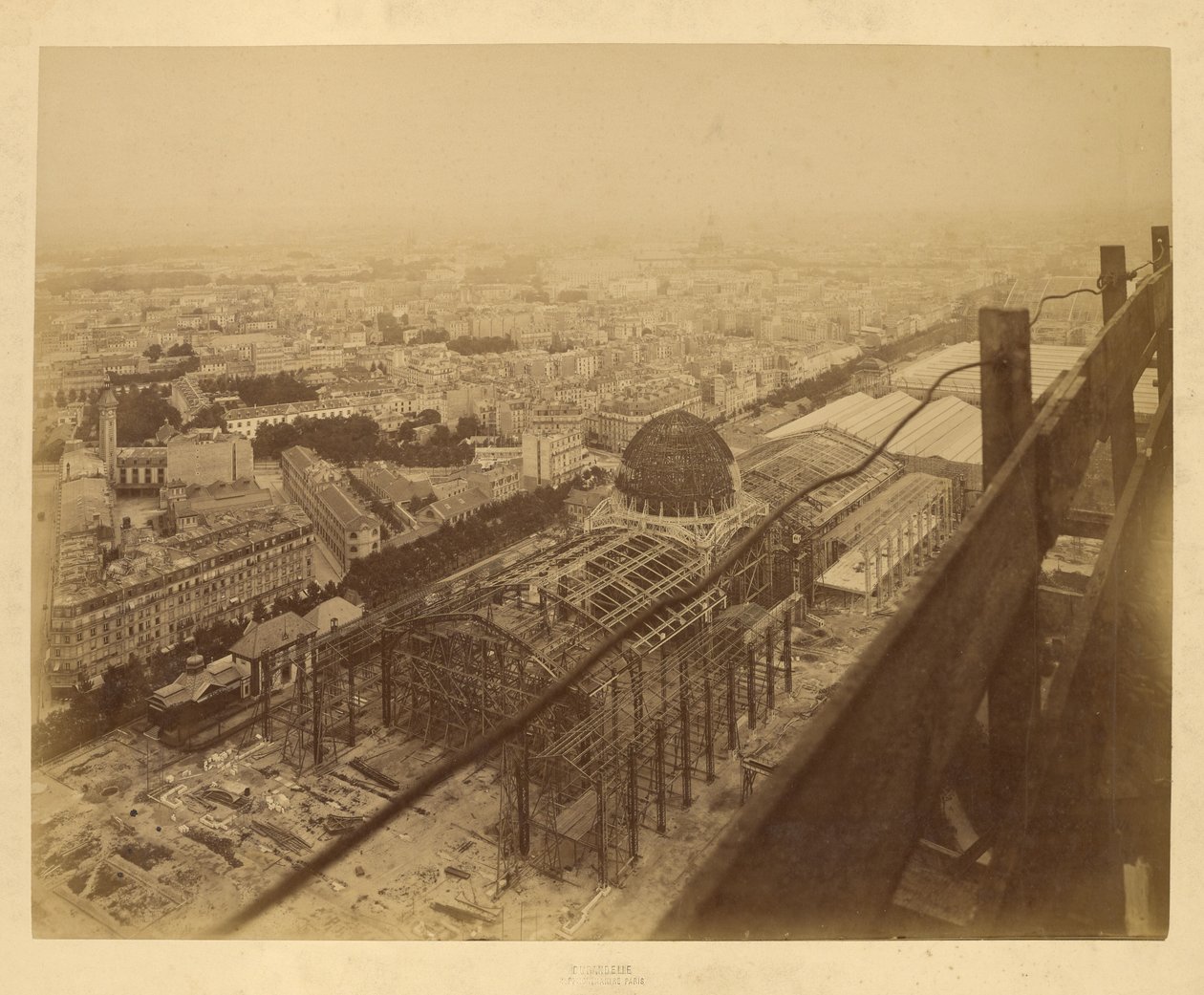 Luftfoto af en udstillingsbygning under opførelse af Louis Emile Durandelle