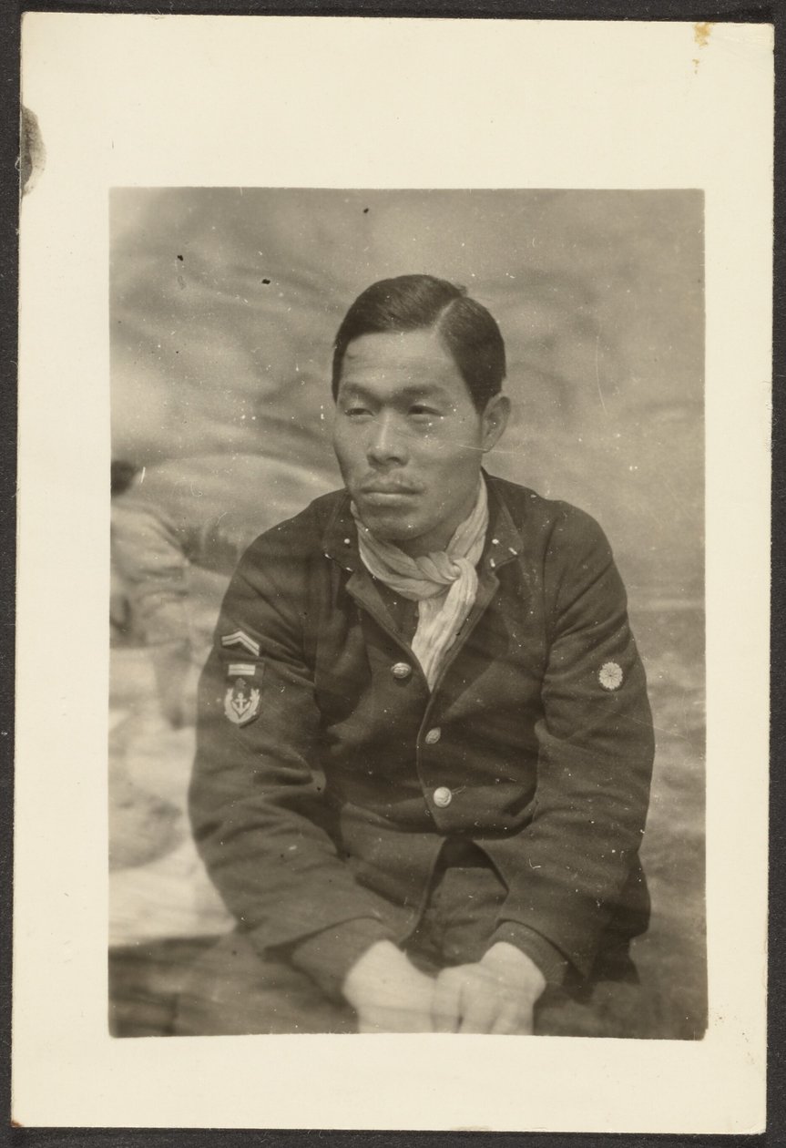[Asiatisk mand i uniform] af Louis Fleckenstein