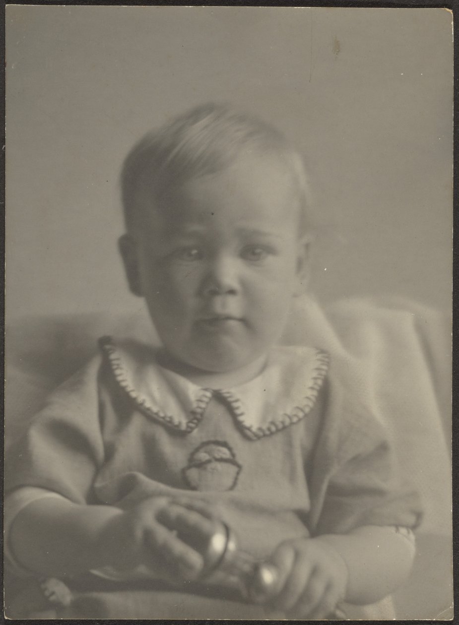 Baby med en sølvrangle af Louis Fleckenstein