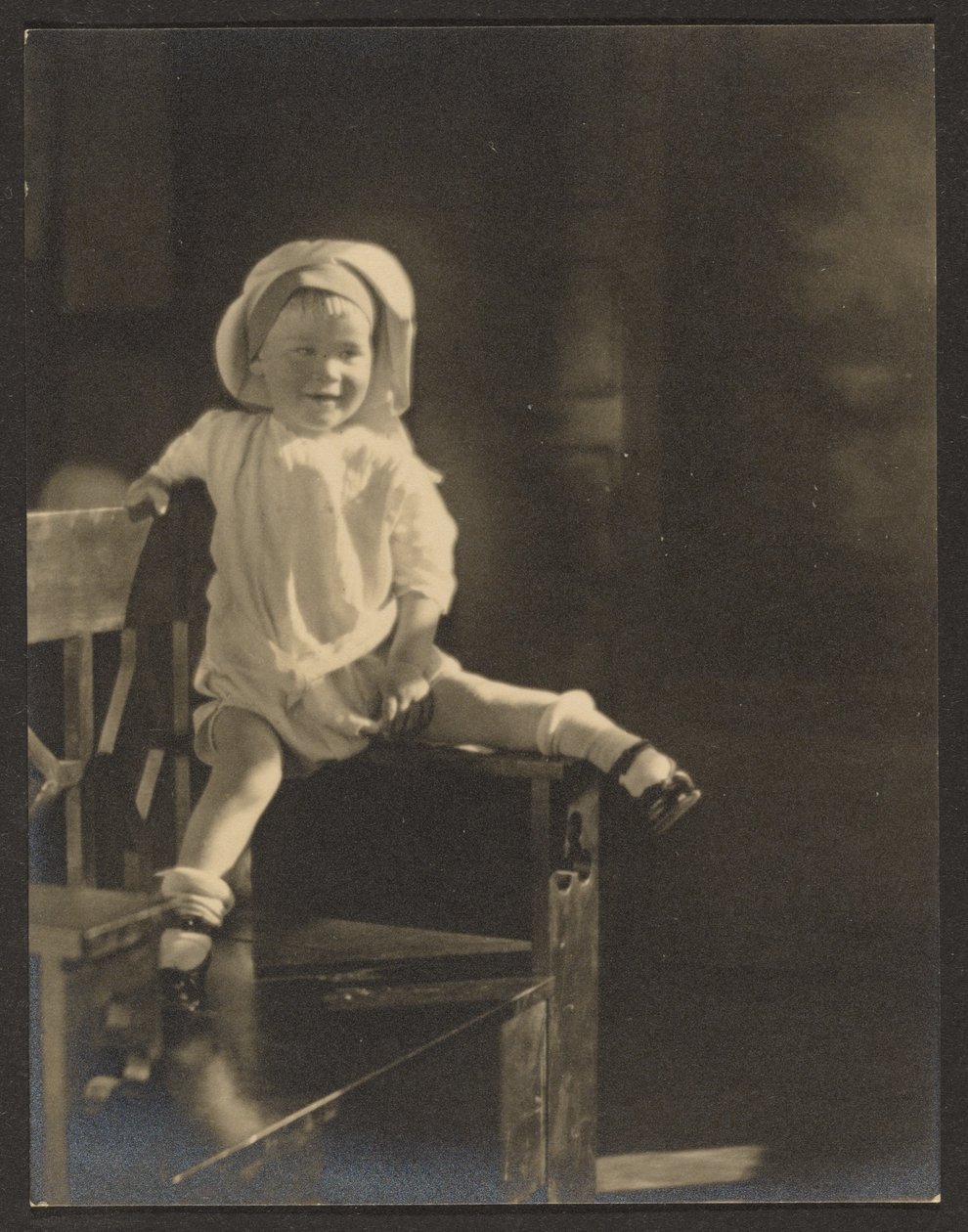 [Baby, der sidder på en bænk] af Louis Fleckenstein