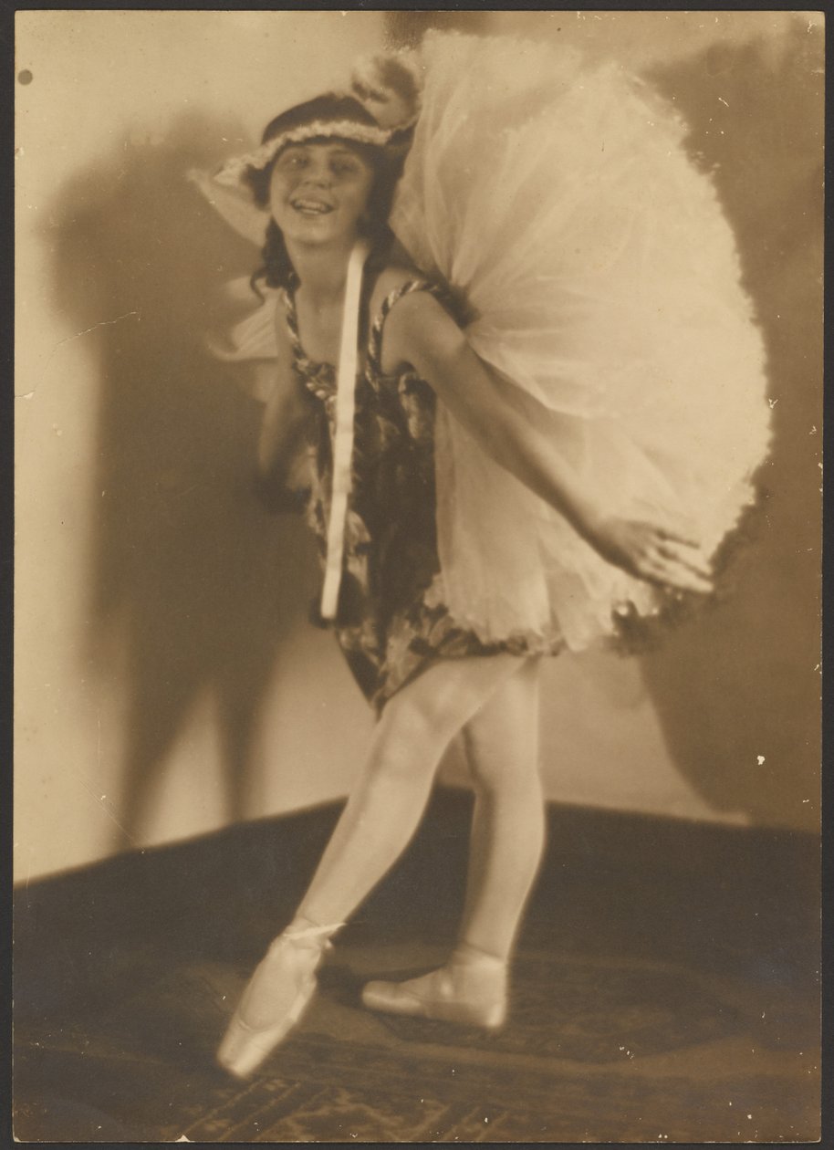 [Ballerina med hovedbeklædning] af Louis Fleckenstein