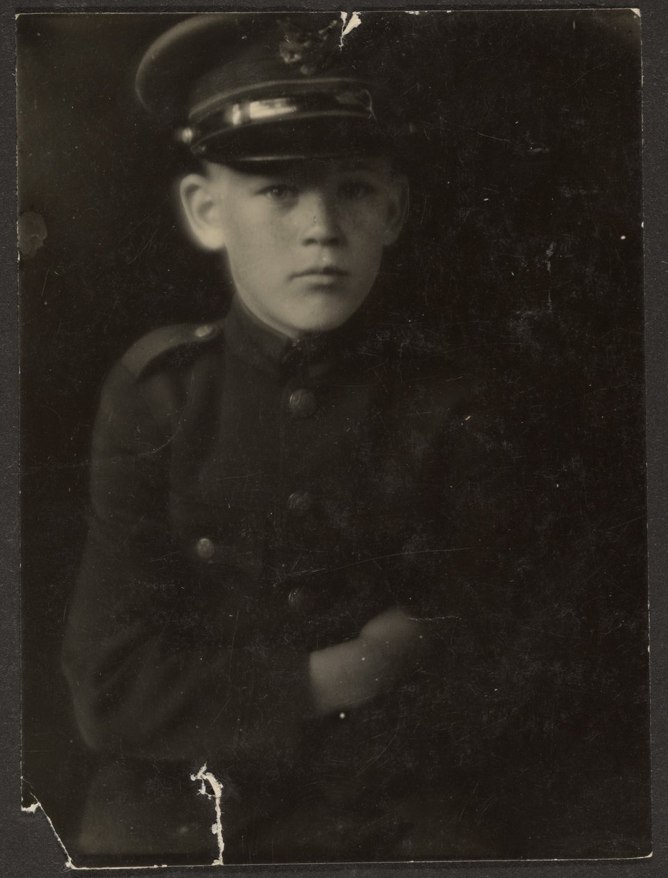 [Dreng i uniform] af Louis Fleckenstein