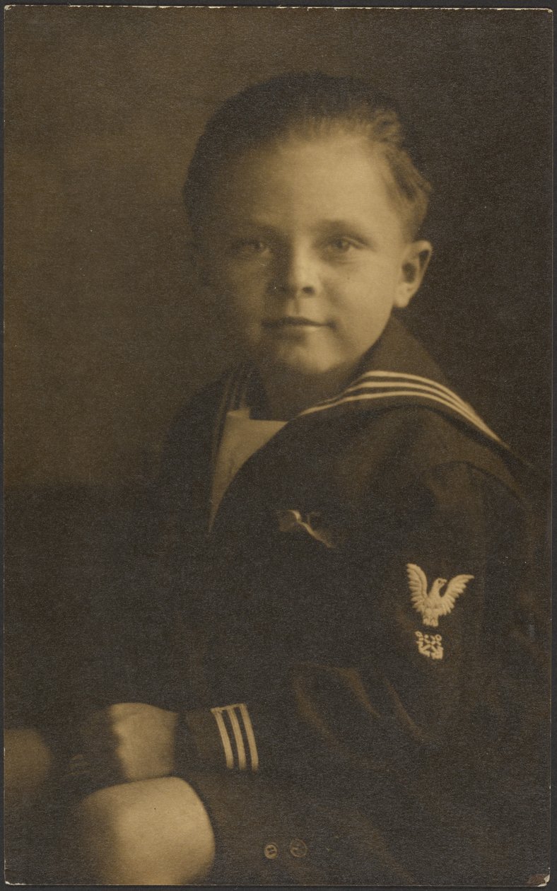 [Barn i sømandstøj] af Louis Fleckenstein