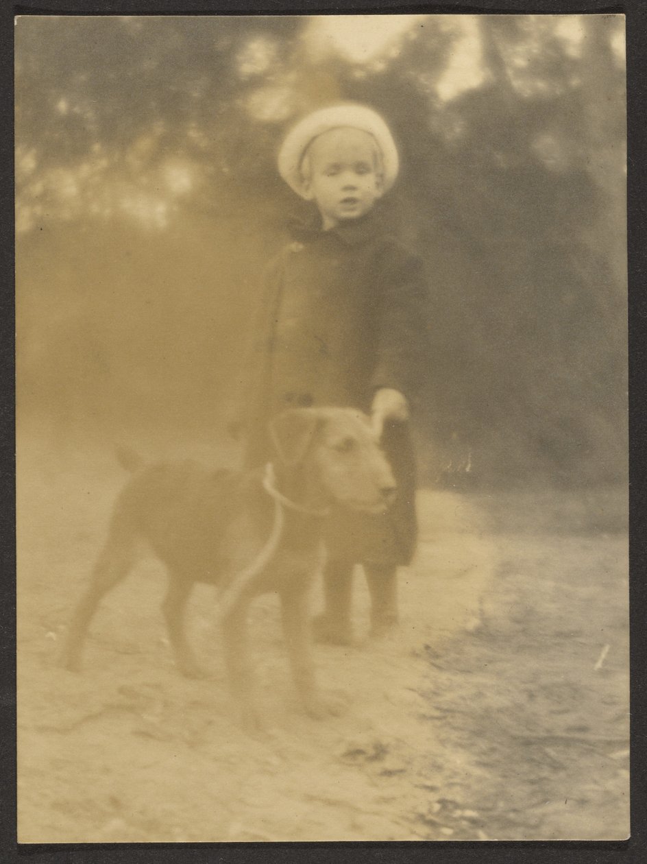 [Barn med hund i snor] af Louis Fleckenstein