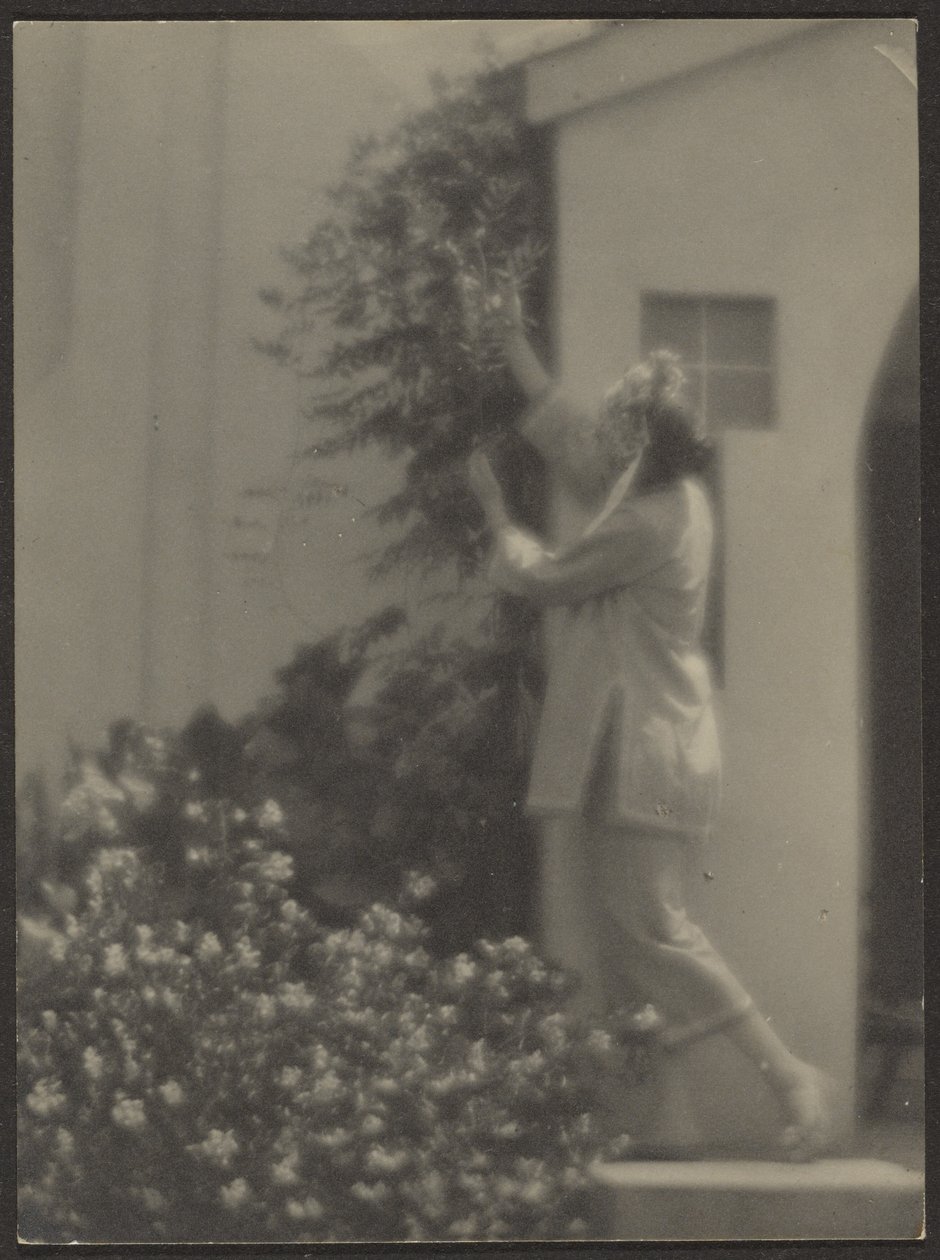 [Dancer Outside] af Louis Fleckenstein
