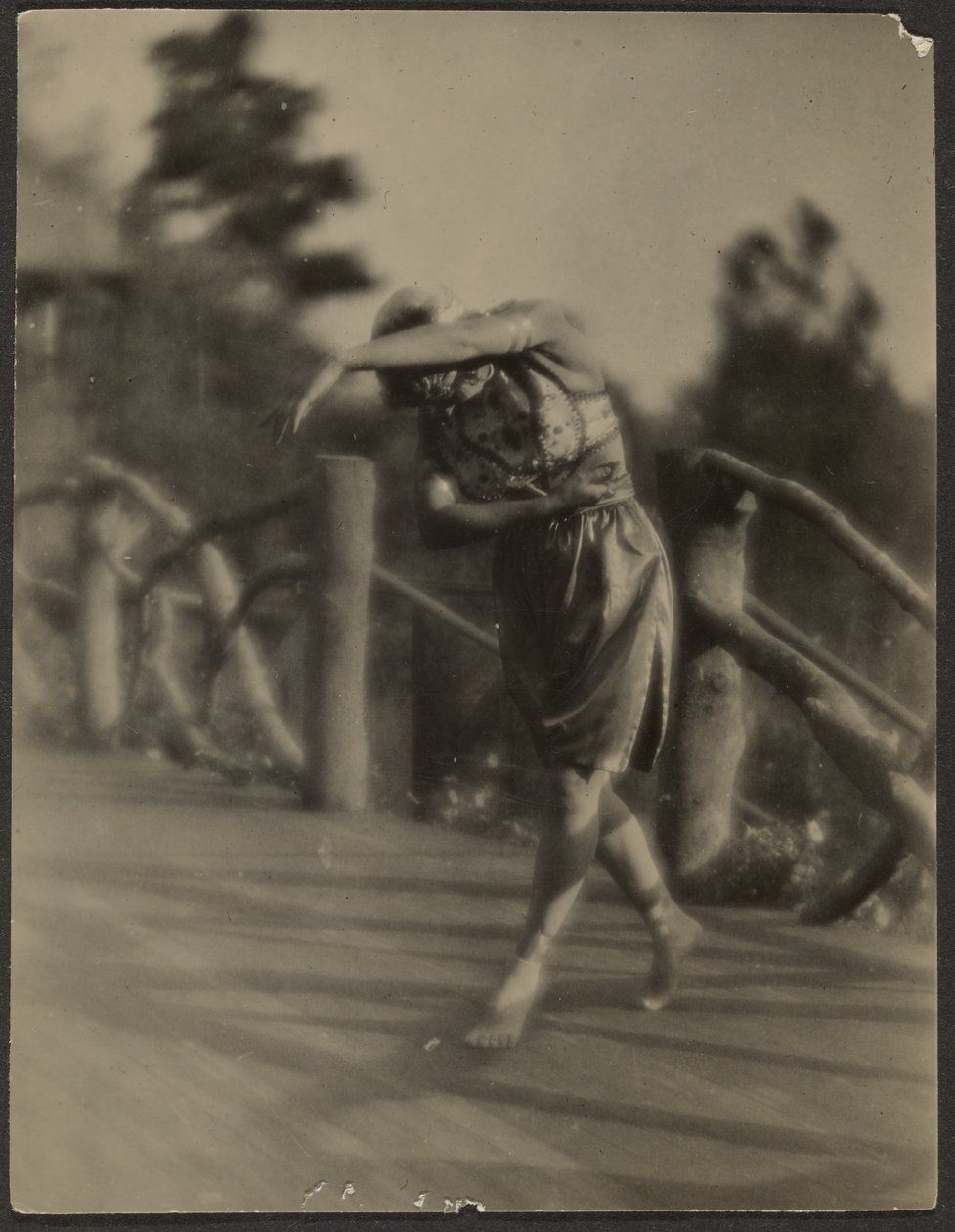 [Danser udenfor] af Louis Fleckenstein