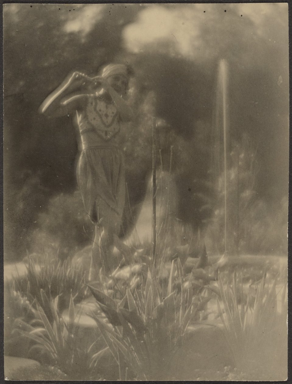 [Danser i haven] af Louis Fleckenstein